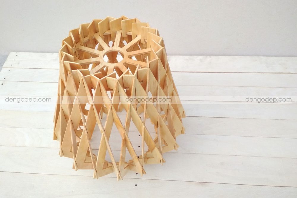 Đèn gỗ thả trần kim cương cao chụp hướng từ trên xuống