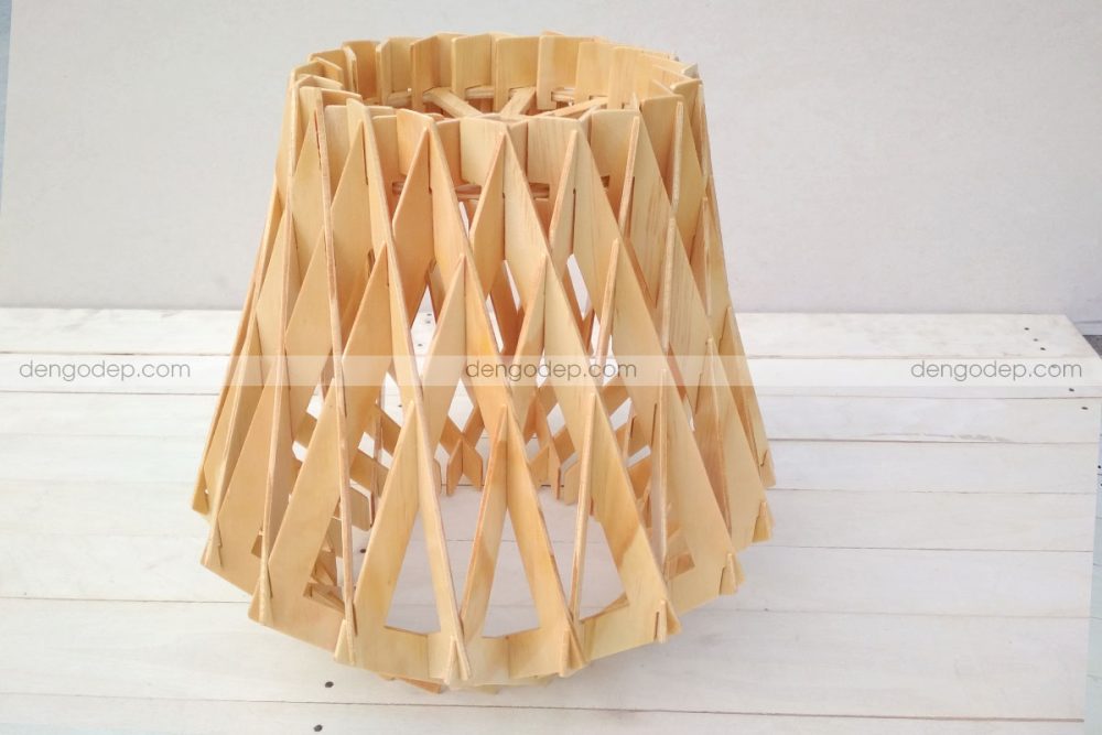 Đèn gỗ thả trần kim cương cao chụp hướng nghiêng lúc chưa thắp sáng