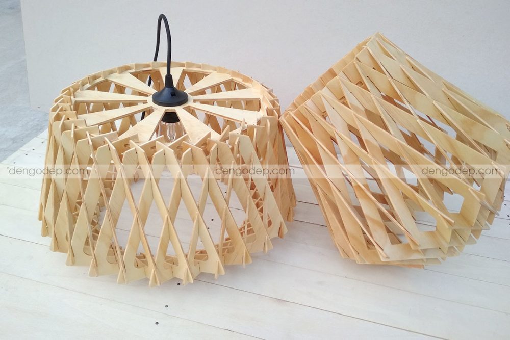 Đèn gỗ thả trần kim cương cao bên cạnh một mẫu đèn gỗ khác