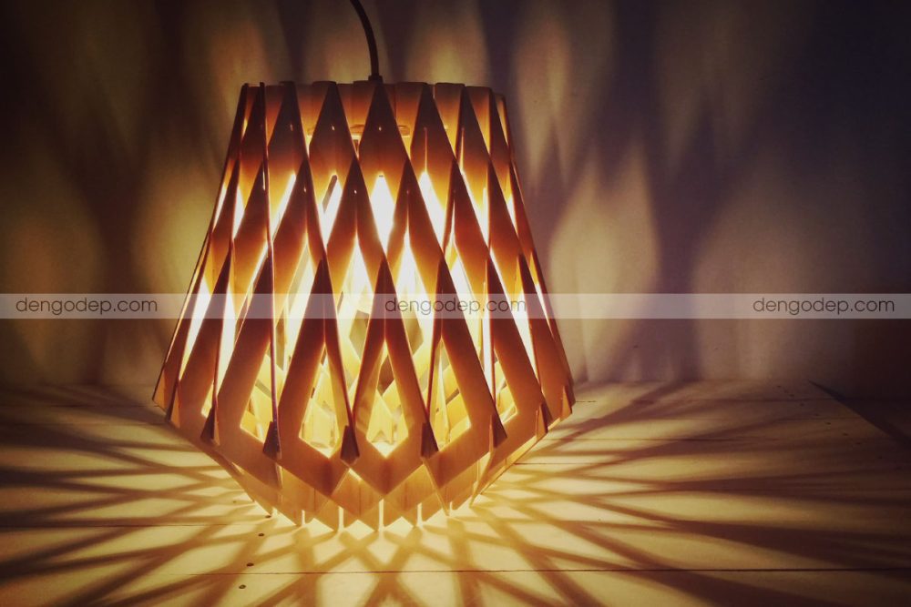 Đèn gỗ thả trần kim cương cao chụp hướng đối diện lúc thắp sáng