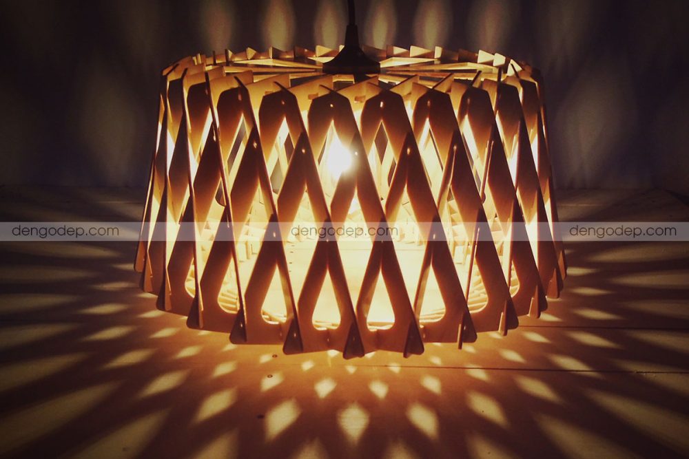 Đèn gỗ thả trần kịm cương thấp chụp hướng từ mặt đối diện lúc chiếu sáng