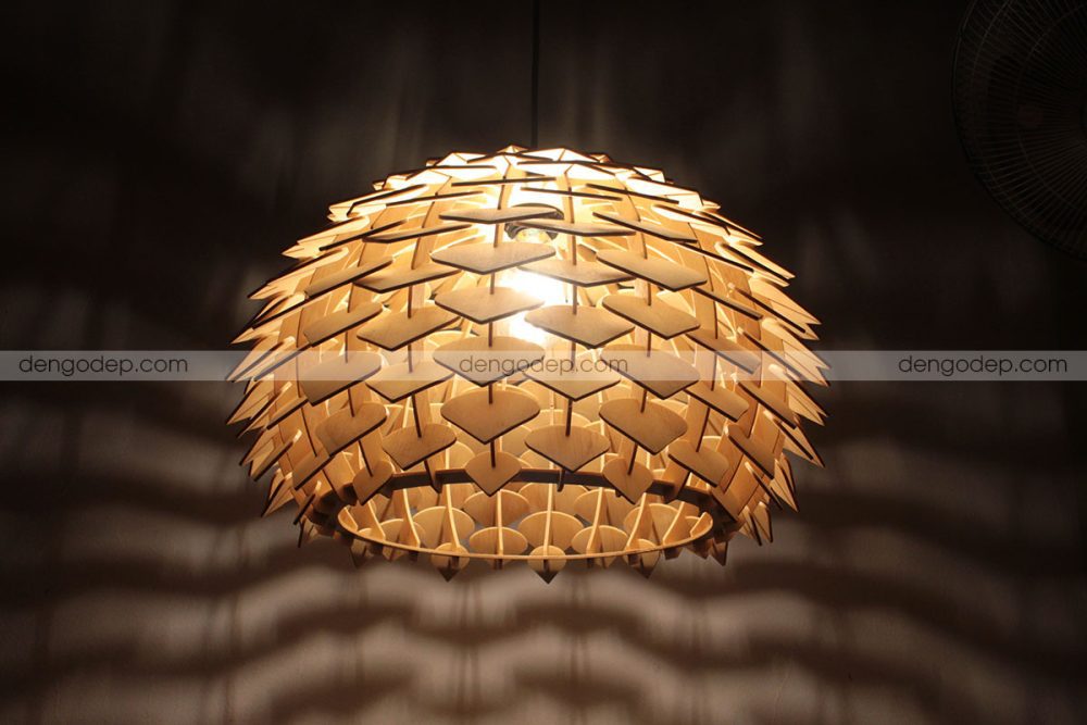 Đèn gỗ thả trần hoa cánh tim chụp hướng từ dưới lên lúc chiếu sáng
