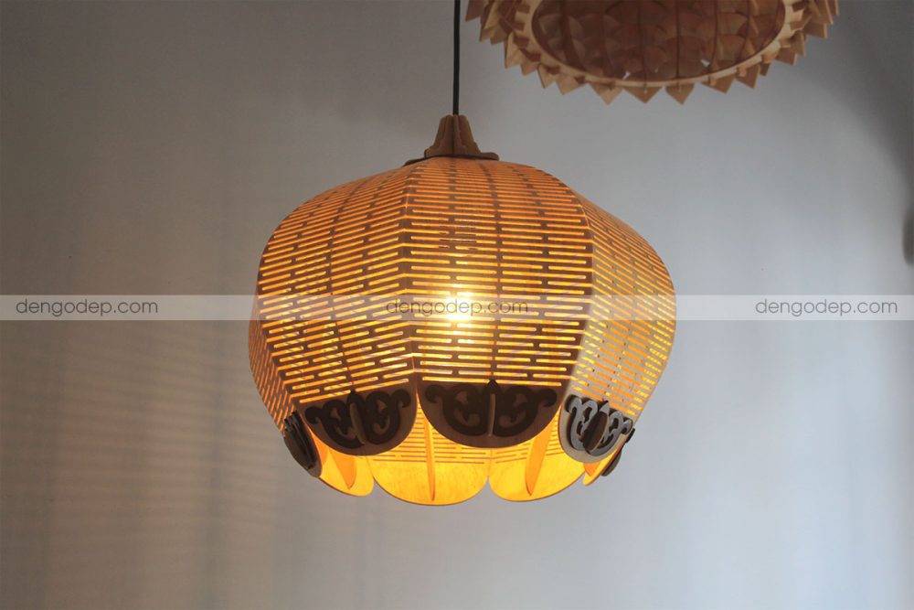 Đèn gỗ thả trần quả bí đỏ khi được thắp sáng