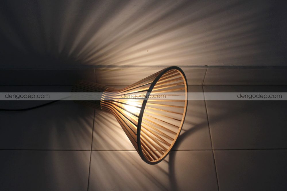 Đèn gỗ thả trần vòi sen nhỏ chụp lúc được thắp sáng