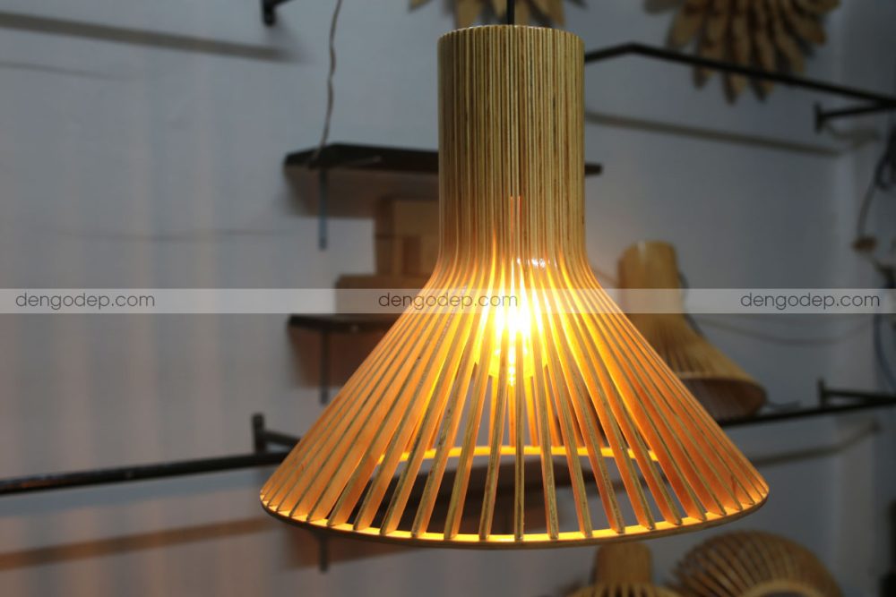 Đèn gỗ thả trần vòi sen rộng chụp lúc sáng vào ban đêm