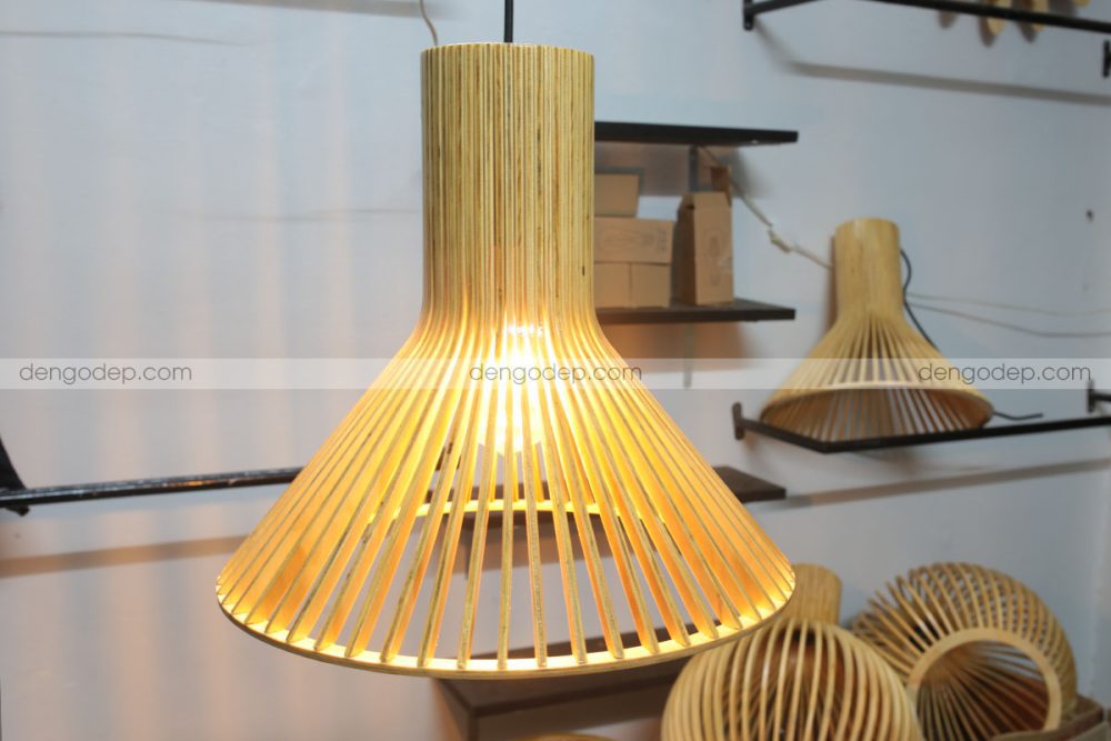 Đèn gỗ thả trần vòi sen rộng chụp trực diện lúc thắp sáng