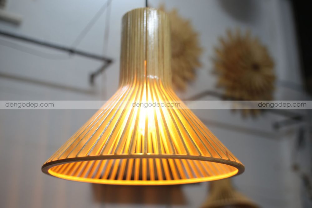 Đèn gỗ thả trần vòi sen rộng lúc được thắp sáng