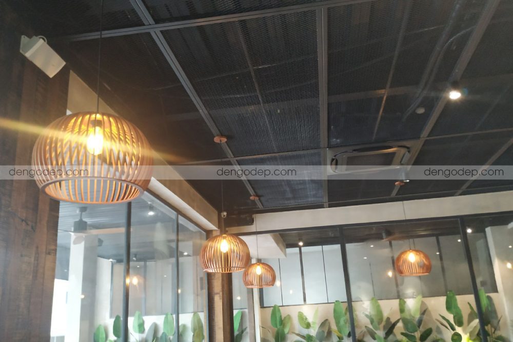 Đèn gỗ thả trần bán cầu treo theo dãy trong quán cafe