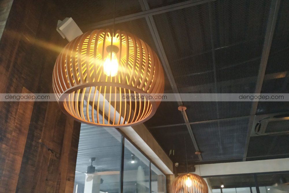 Đèn gỗ thả trần bán cầu treo thực tế trong quán cafe