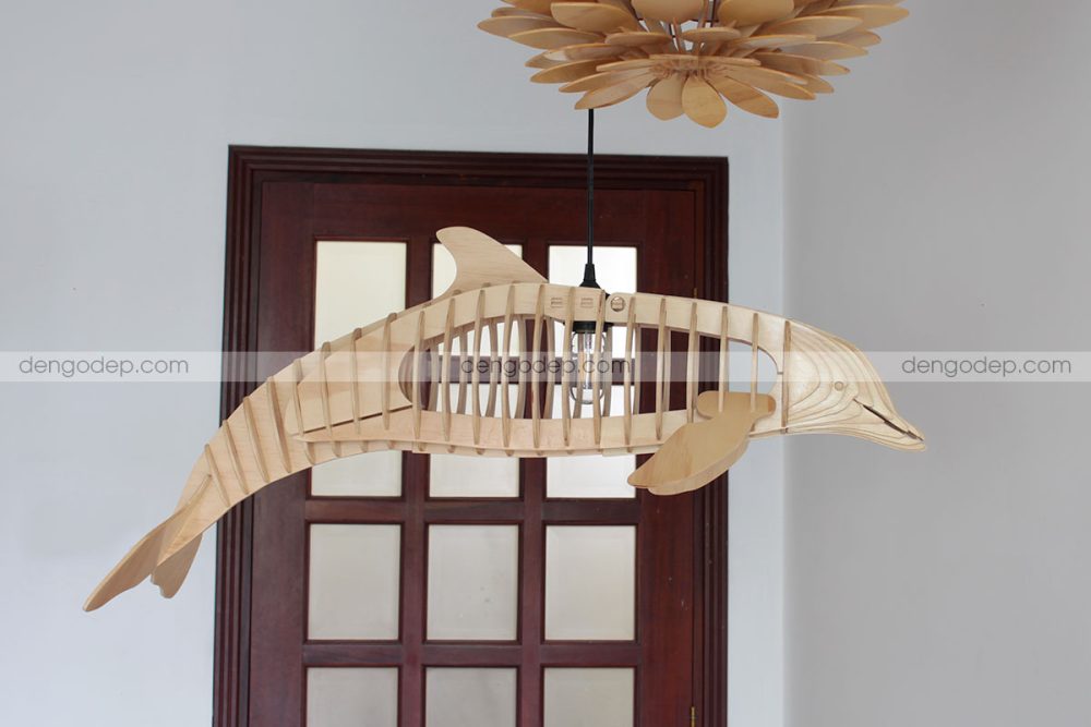 Đèn gỗ thả trần cá heo chụp hướng ngang