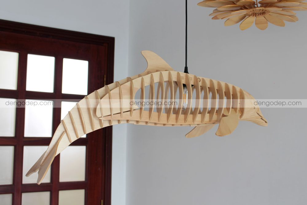 Đèn gỗ thả trần cá heo chụp hướng nghiêng
