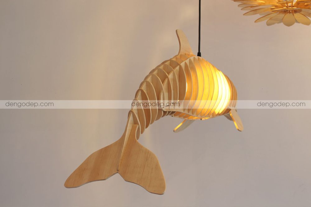 Đèn gỗ thả trần cá heo chụp hướng đuôi lúc thắp sáng