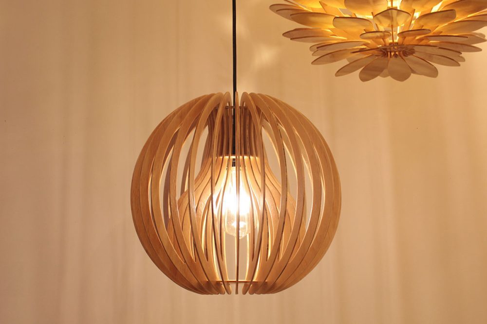 Đèn gỗ thả trần quả cầu chụp hướng ngang sau khi được thắp sáng