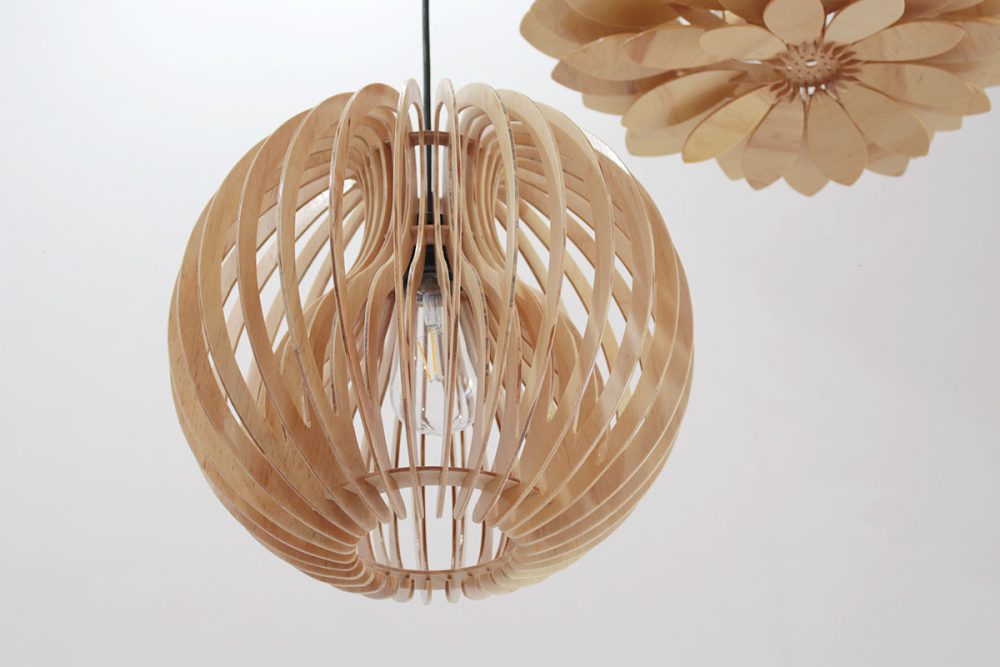 Đèn gỗ thả trần quả cầu chụp hướng dưới lên khi chưa được thắp sáng