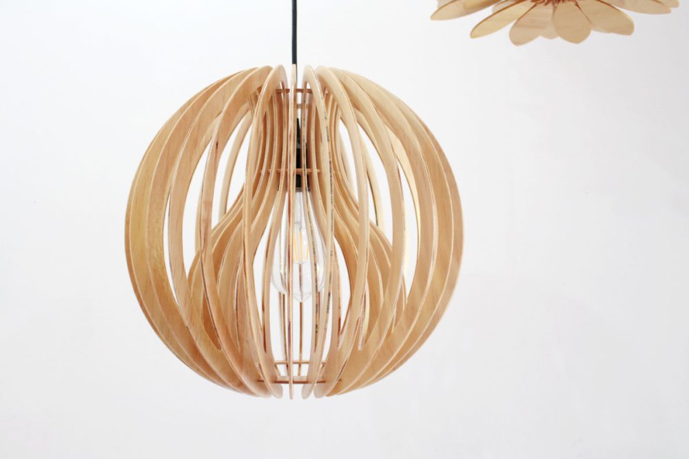 Đèn gỗ thả trần quả cầu chụp hướng đối diện khi không thắp sáng