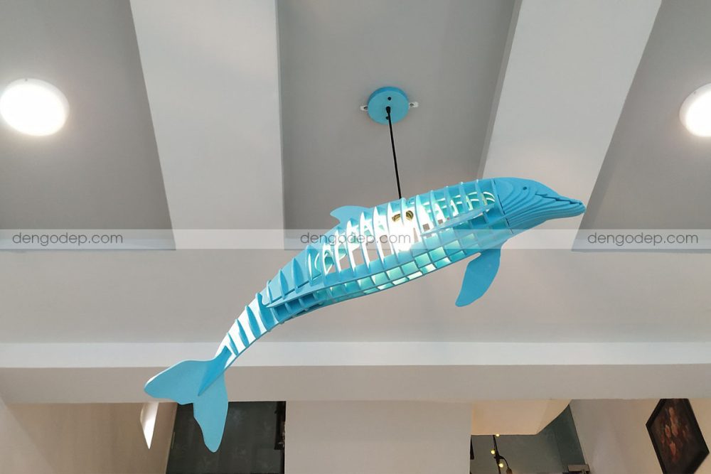 Đèn gỗ thả trần cá heo sơn màu xanh khi thắp sáng