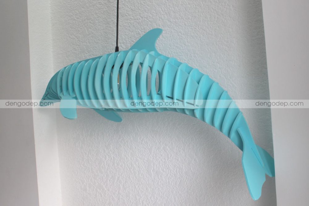 Đèn gỗ thả trần cá heo sơn màu xanh khi chưa thắp sáng