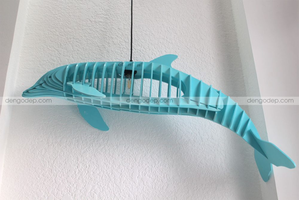 Đèn gỗ thả trần cá heo sơn màu xanh chụp hướng mặt ngang bên hông