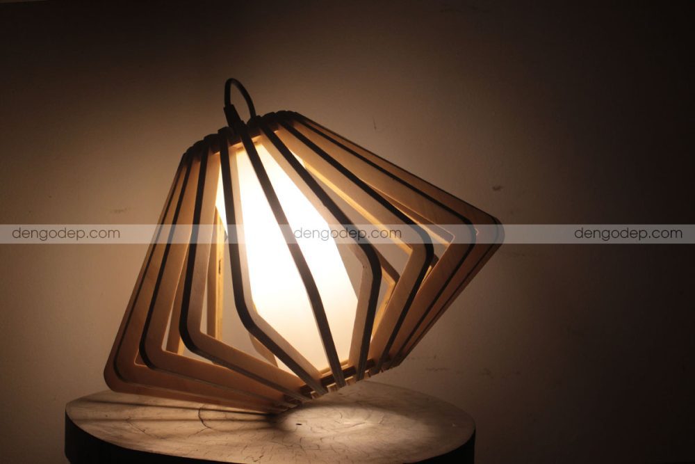 Đèn gỗ thả trần viên kim cương chụp hướng đặt nghiêng khi thắp sáng
