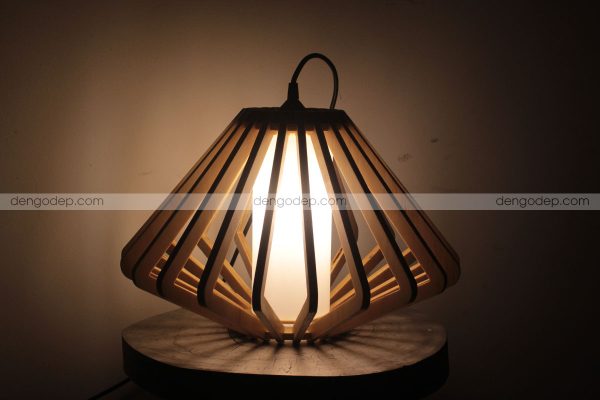 Đèn gỗ thả trần viên kim cương chụp hướng đặt úp sau khi thắp sáng