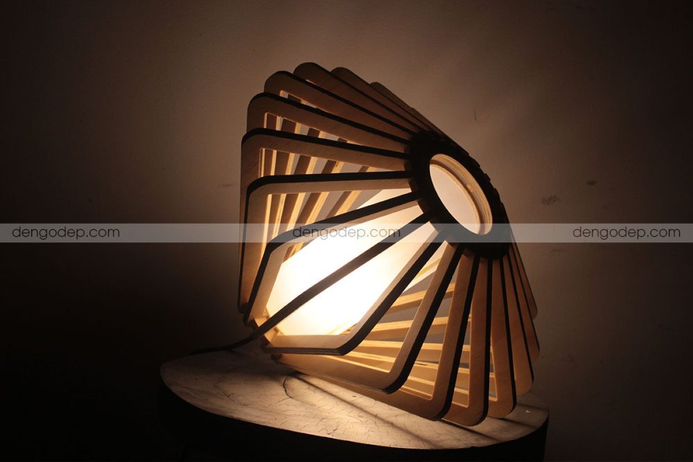 Đèn gỗ thả trần viên kim cương chụp hướng xéo khi đã thắp sáng