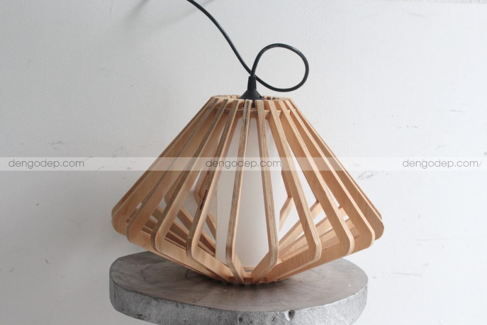 Đèn gỗ thả trần viên kim cương chụp lúc chưa treo lên