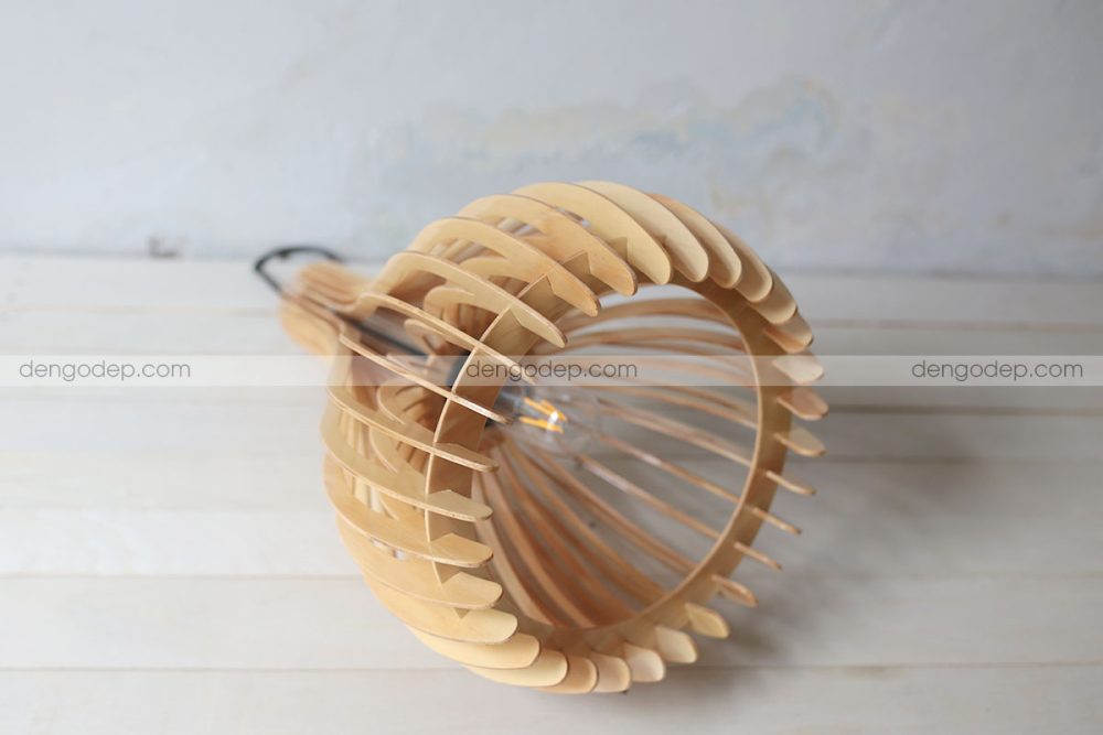 Đèn gỗ thả trần nơm cá nhỏ chụp lúc hướng nằm nghiêng