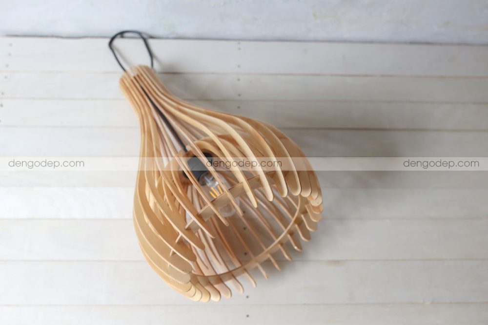 Đèn gỗ thả trần nơm cá nhỏ chụp lúc đặt nằm