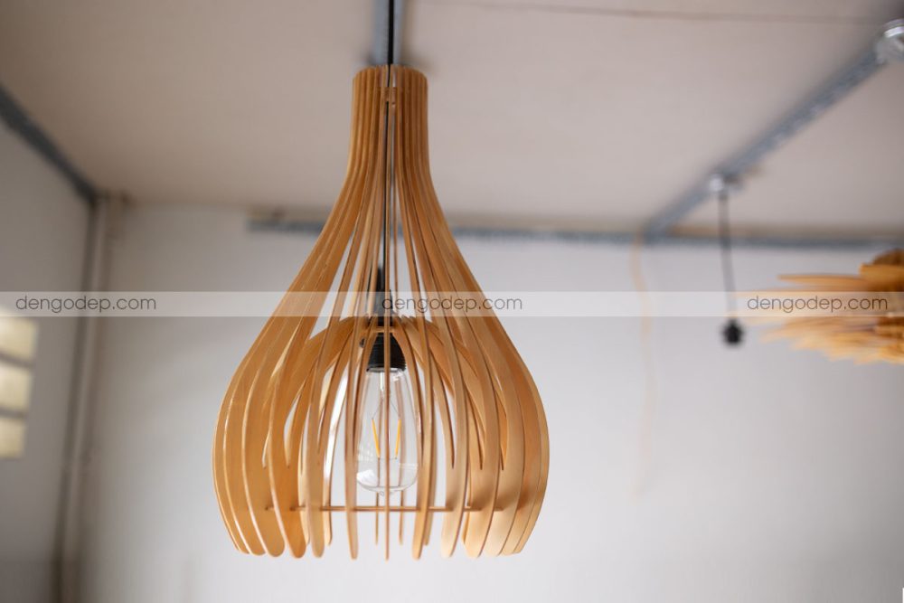 Đèn gỗ thả trần nơm cá nhỏ chụp hướng đối diện khi chưa thắp sáng
