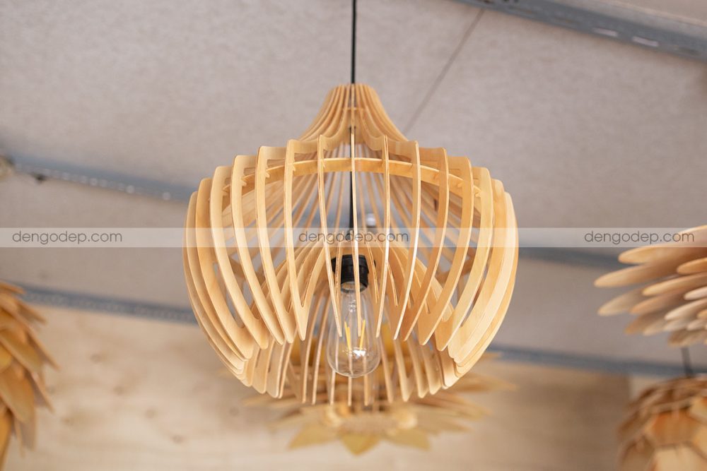 Đèn gỗ thả trần nơm cá lớn chụp hướng từ dưới lên khi chưa thắp sáng