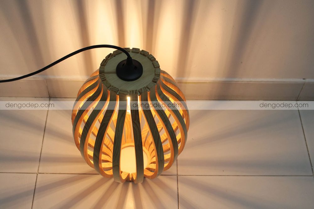 Đèn gỗ thả trần trái xoan chụp hướng từ trên xuống khi thắp sáng