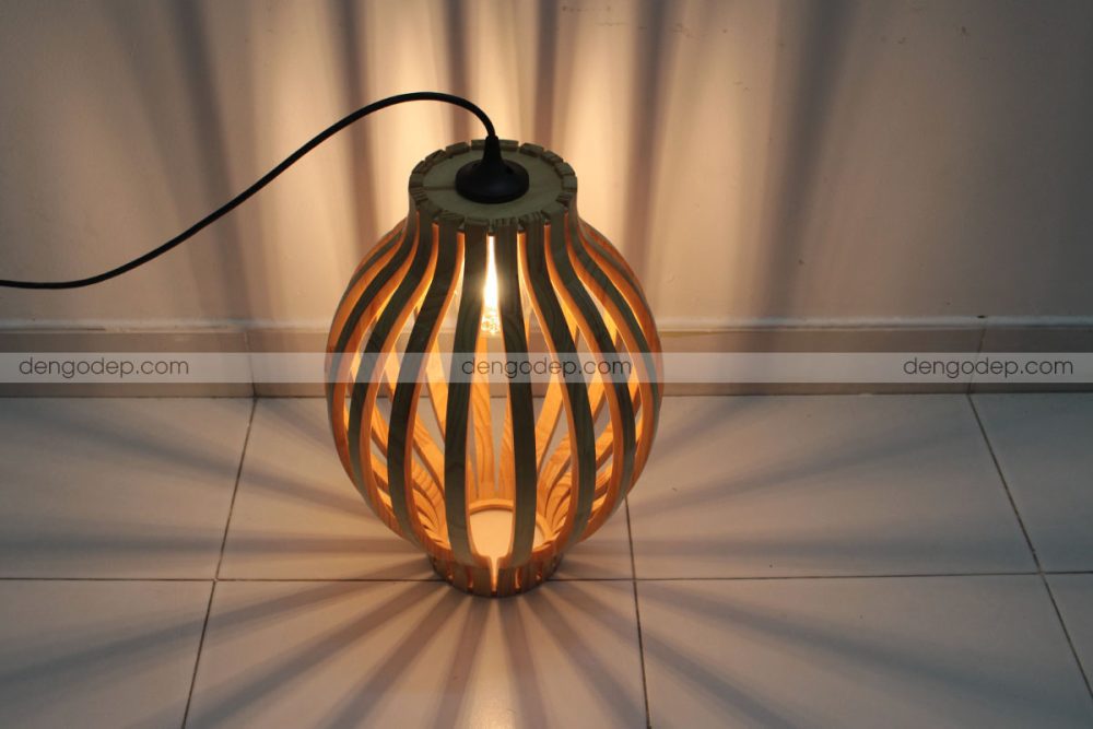 Đèn gỗ thả trần trái xoan chụp hướng nghiêng khi được thắp sáng