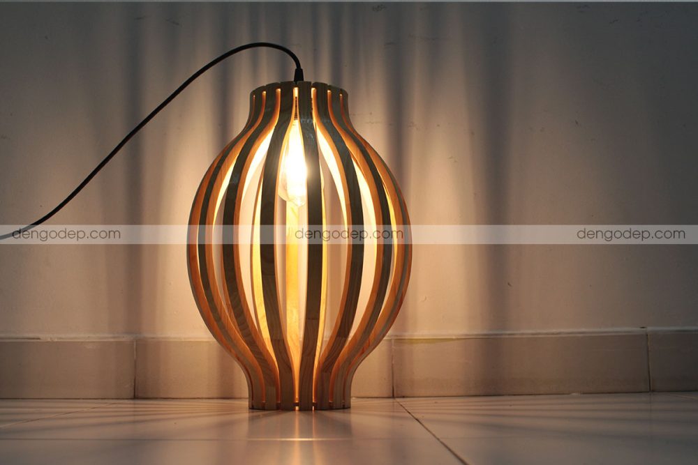 Đèn gỗ thả trần trái xoan chụp hướng đối diện khi được thắp sáng