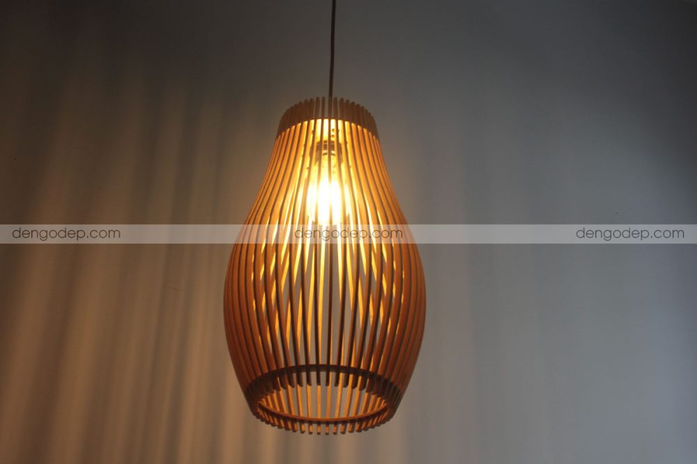 Đèn gỗ thả trần quả ớt chụp lúc được thắp sáng