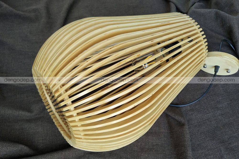 Đèn gỗ thả trần quả mận chụp lúc chưa thắp sáng