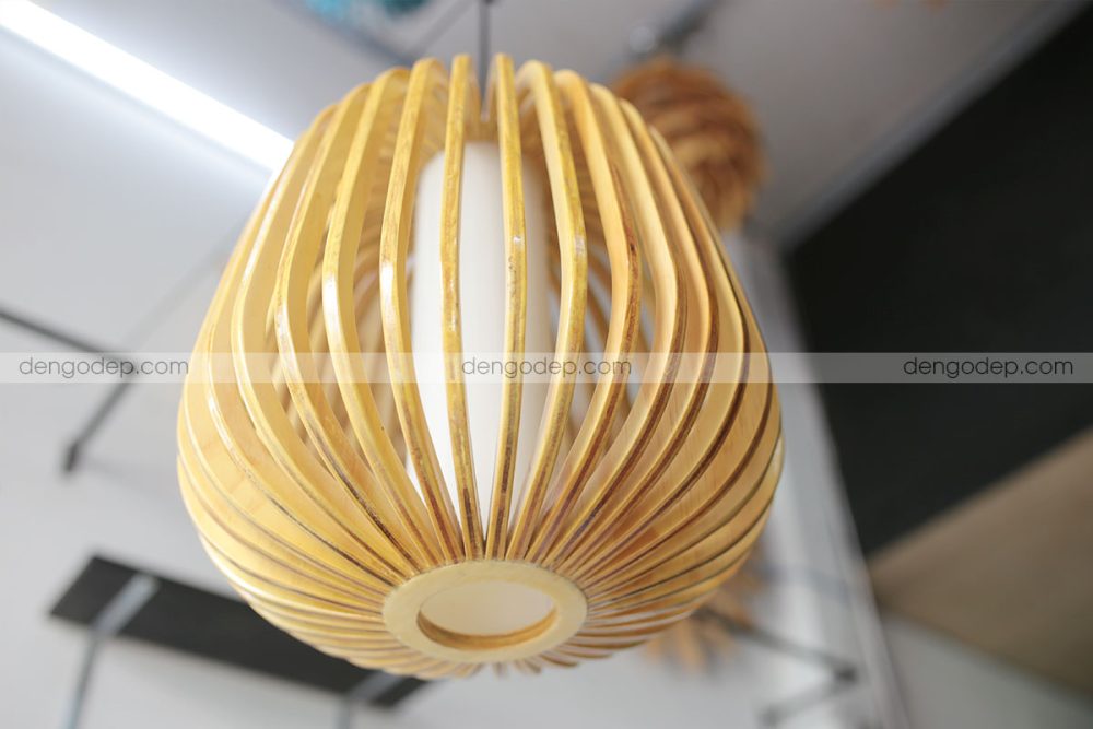 Đèn gỗ thả trần quả lê chụp lúc thắp sáng bên cạnh bản chưa thắp sáng