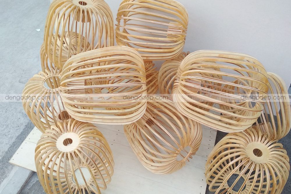 Đèn gỗ thả trần quả lê không lõi chụp lúc được phơi khô sau khi sơn