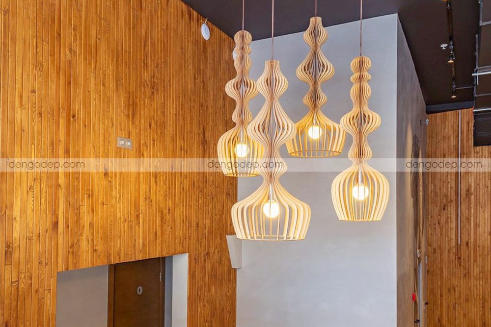 Đèn gỗ thả trần sóng âm chụp theo hướng ngang sau khi treo lên