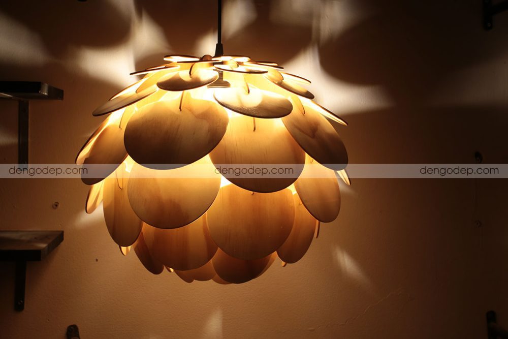 Đèn gỗ thả trần hoa atiso cánh tròn chụp hướng đối diện lúc thắp sáng