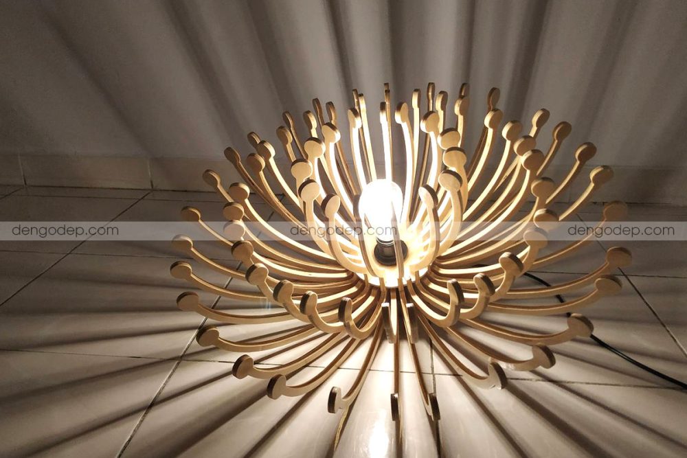 Đèn gỗ thả trần hoa bỉ ngạn chụp hướng nghiêng