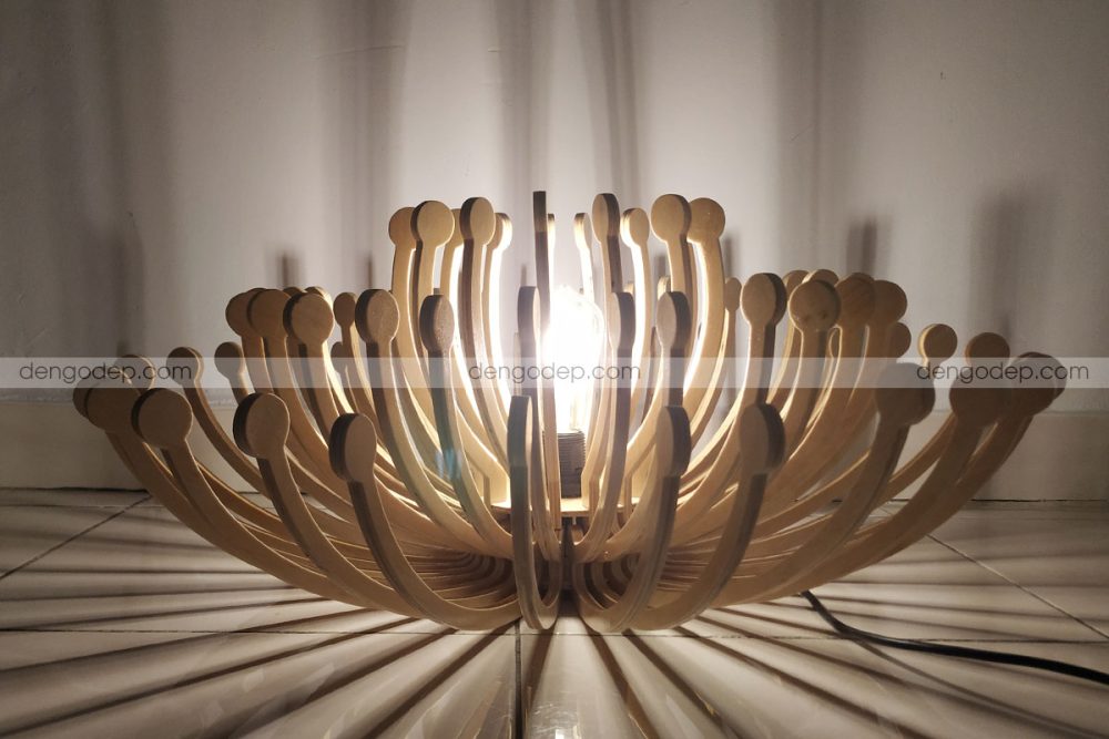 Đèn gỗ thả trần hoa bỉ ngạn chụp hướng đối diện