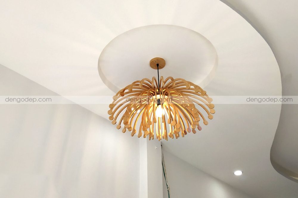 Đèn gỗ thả trần hoa bỉ ngạn chụp lúc treo trần nhà
