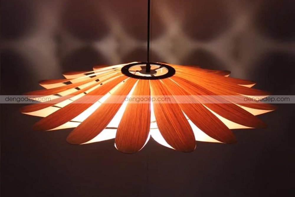 Đèn gỗ veneer thả trần hoa cánh bướm chụp hướng từ trên xuống sau khi được thắp sáng