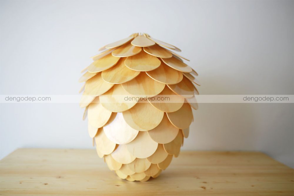 Đèn gỗ hoa thông dài chụp đối diện
