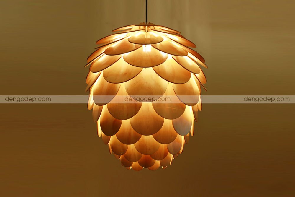 Đèn gỗ hoa thông dài chụp hướng từ dưới lên