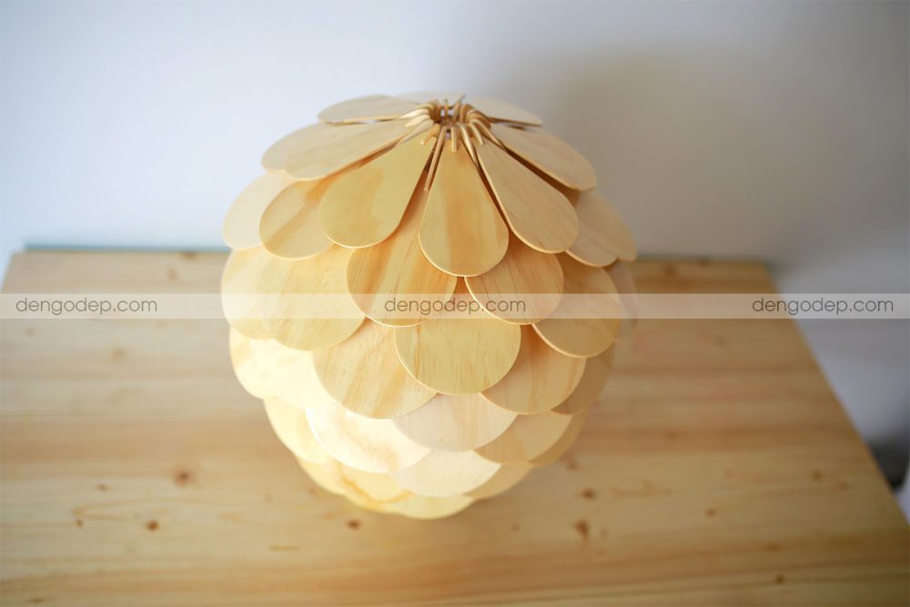 Đèn gỗ hoa thông dài chụp hướng từ trên xuống