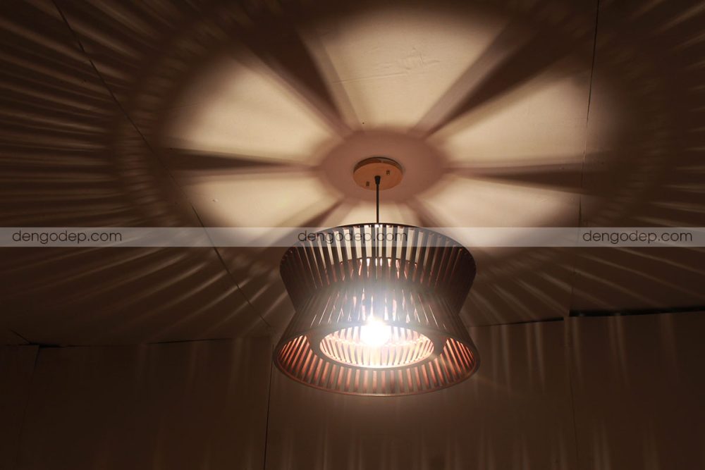 Đèn gỗ thả trần đối xứng thân thấp chụp lúc được thắp sáng