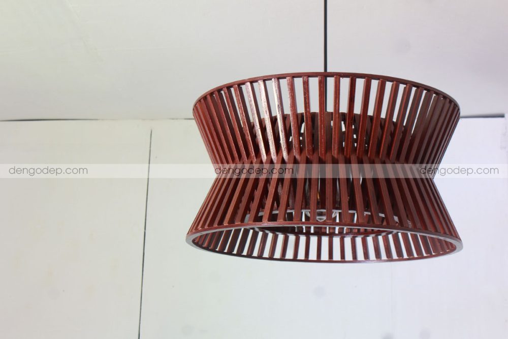 Đèn gỗ thả trần đối xứng thân thấp chụp lúc chưa thắp sáng