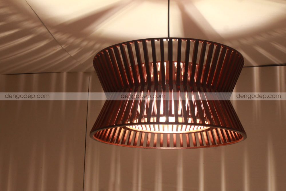Đèn gỗ thả trần đối xứng thân thấp chụp hướng đối diện sau khi được thắp sáng