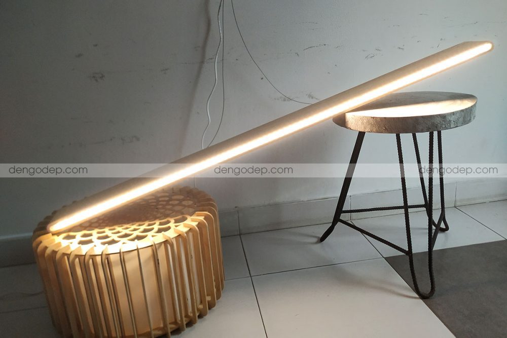 Đèn gỗ thả trần thanh mỏng chụp theo hướng đối diện khi test sáng